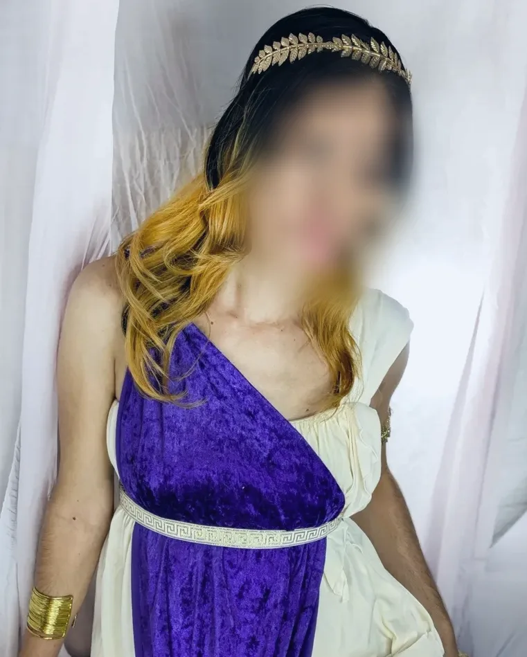 Zoe, 34